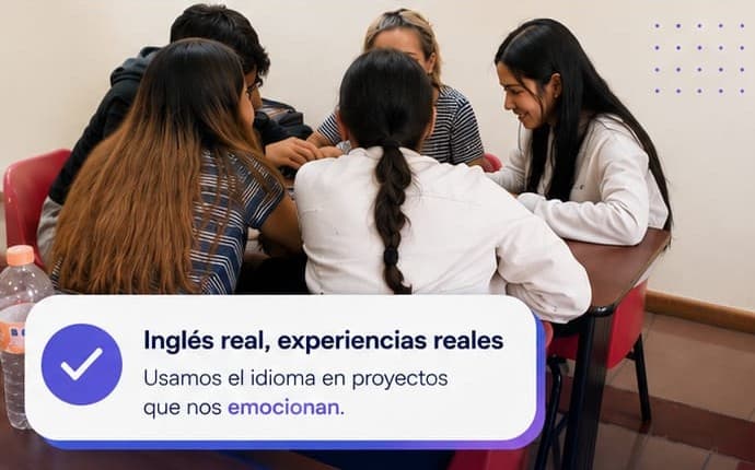 Cuatro alumnas trabajando juntas en un proyecto sobre una mesa